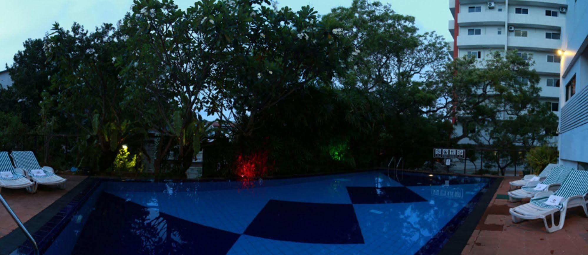 Hotel Sapphire Colombo Esterno foto